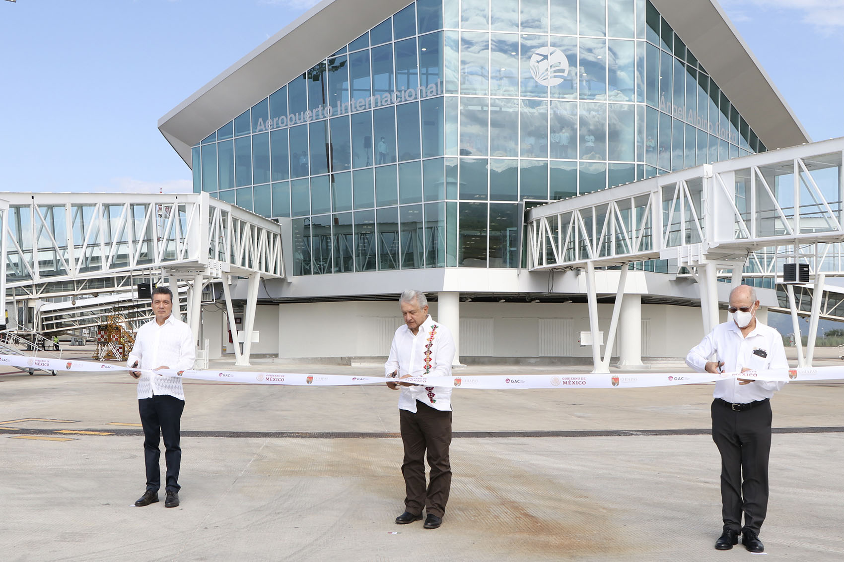Presidente AMLO y Rutilio Escandón inauguran ampliación del Aeropuerto Internacional “Ángel Albino Corzo”