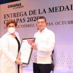 Entrega Rutilio Escandón Medalla al Mérito Médico Chiapas 2020 al doctor Fernán Pavía