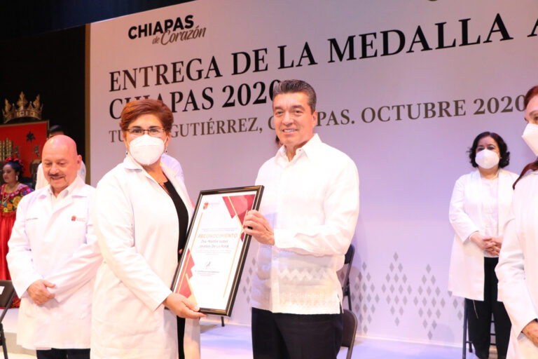 Entrega Rutilio Escandón Medalla al Mérito Médico Chiapas 2020 al doctor Fernán Pavía