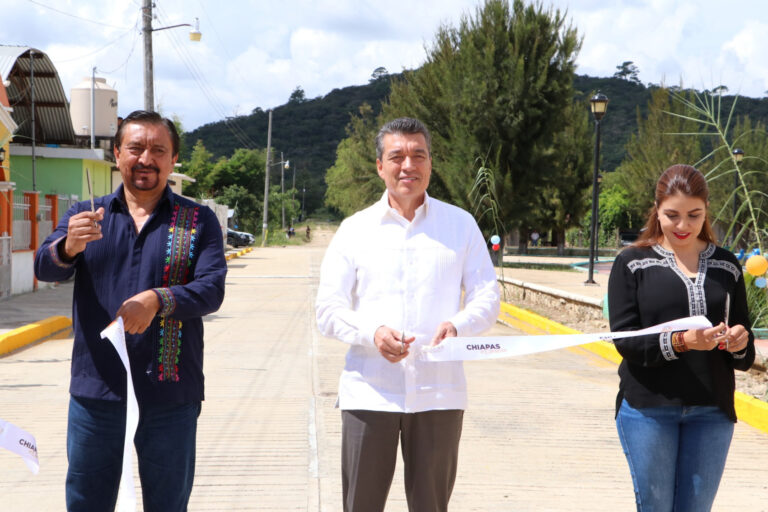 En Las Margaritas, Rutilio Escandón encabeza inauguración de calles con concreto hidráulico