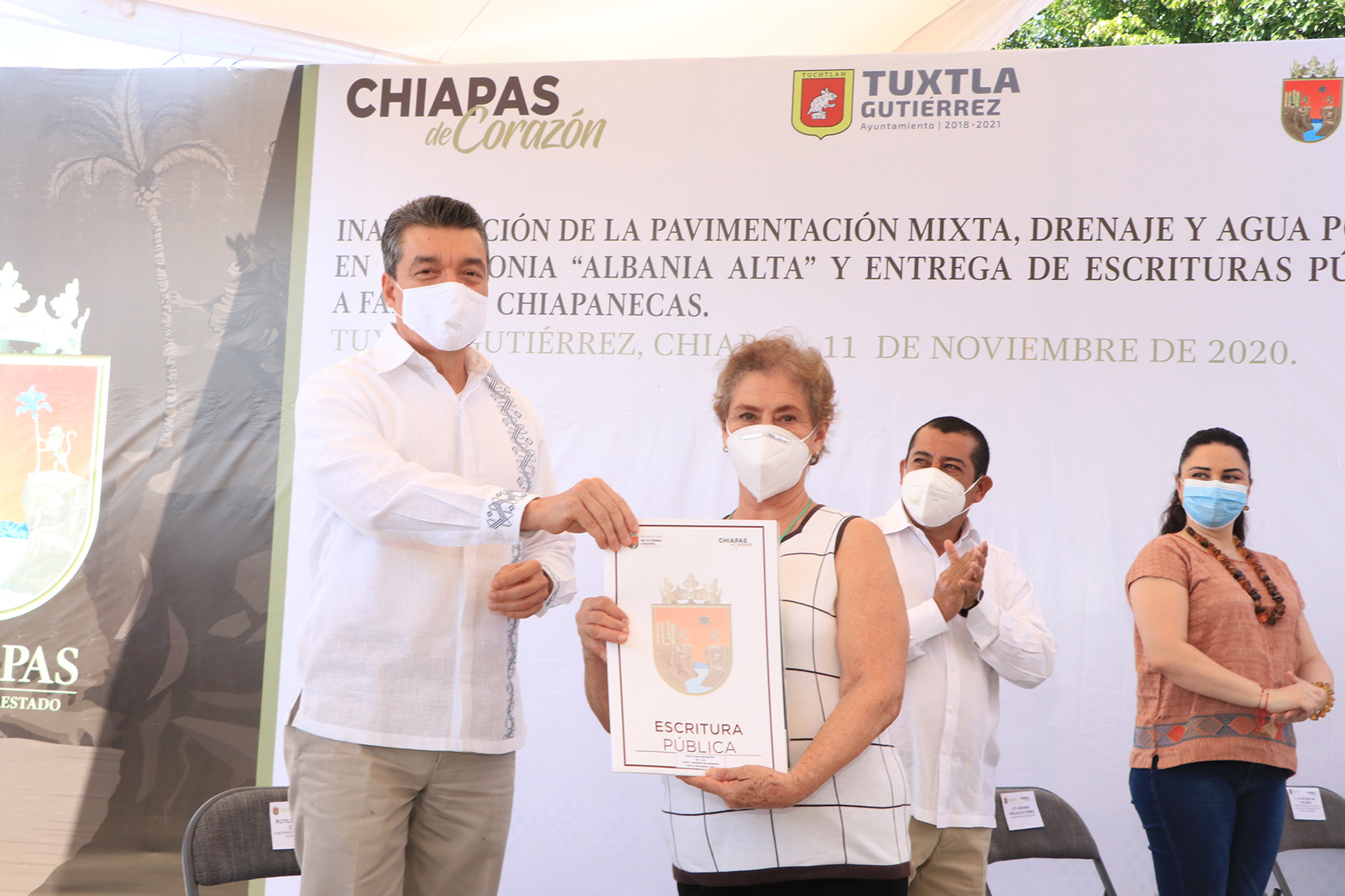 Rutilio Escandón entrega escrituras públicas a 73 familias de Tuxtla, Ocosingo y San Cristóbal