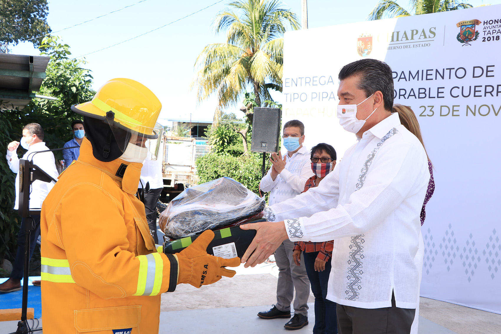 Rutilio Escandón entrega uniformes, equipos y vehículo al Cuerpo de Bomberos de Tapachula
