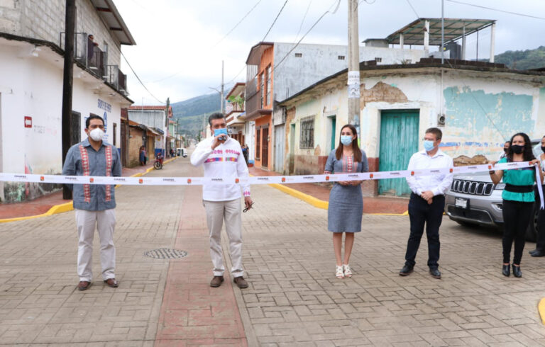 Inaugura Rutilio Escandón pavimentación de calles con concreto hidráulico en Las Rosas