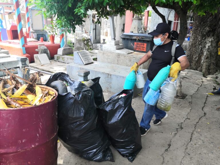 REALIZAN DESCACHARRIZACIÓN EN PANTEONES DE LA CIUDAD