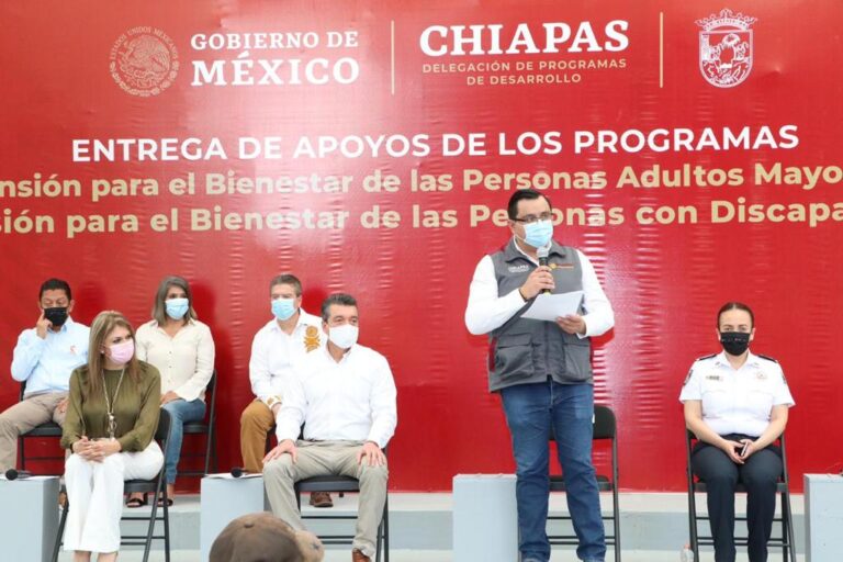 En Tapachula, Rutilio Escandón entrega apoyos a personas adultas mayores y con discapacidad