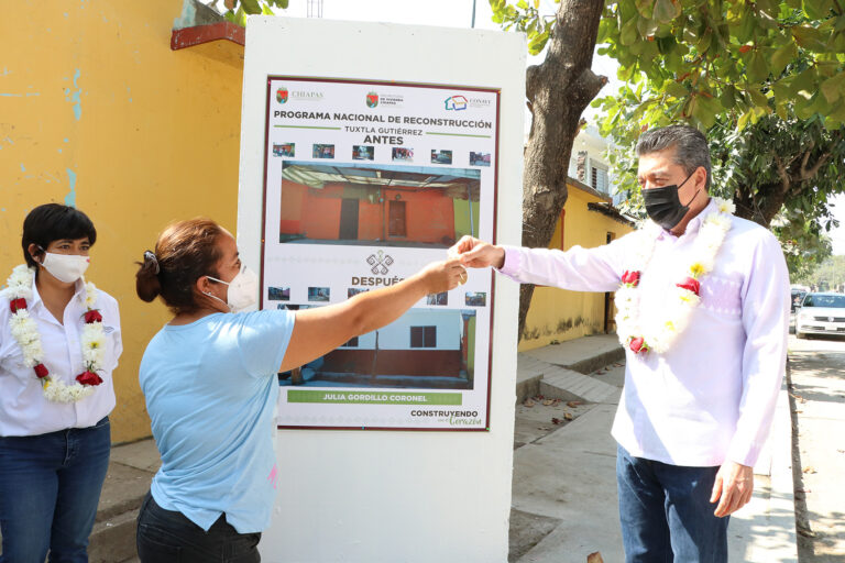 Rutilio Escandón recorre viviendas entregadas del Programa Nacional de Reconstrucción