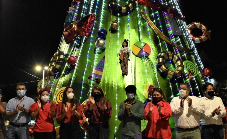 ENCIENDE AYUNTAMIENTO DE TAPACHULA EL ÁRBOL DE NAVIDAD