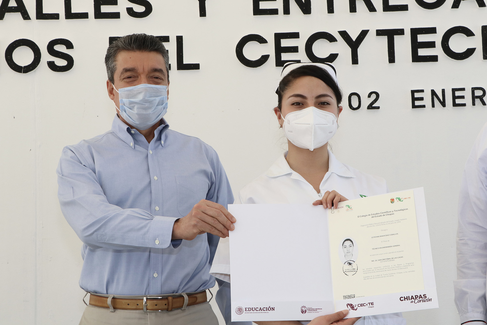Rutilio Escandón entrega títulos a 723 estudiantes del Cecyte Chiapas