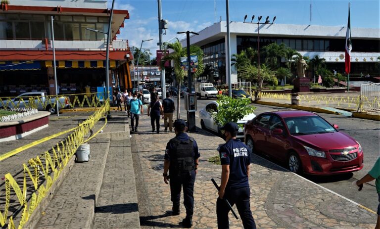 PARA EVITAR AGLOMERACIONES, ACORDONAN Y RESTRINGEN ACCESO A PARQUES DEL CENTRO DE TAPACHULA