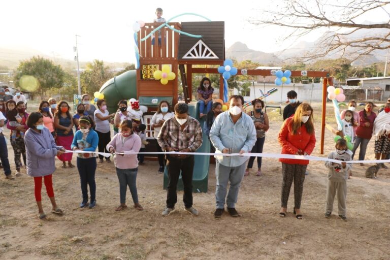 Gobierno de Villaflores entrega Cancha de usos múltiples y juegos infantiles