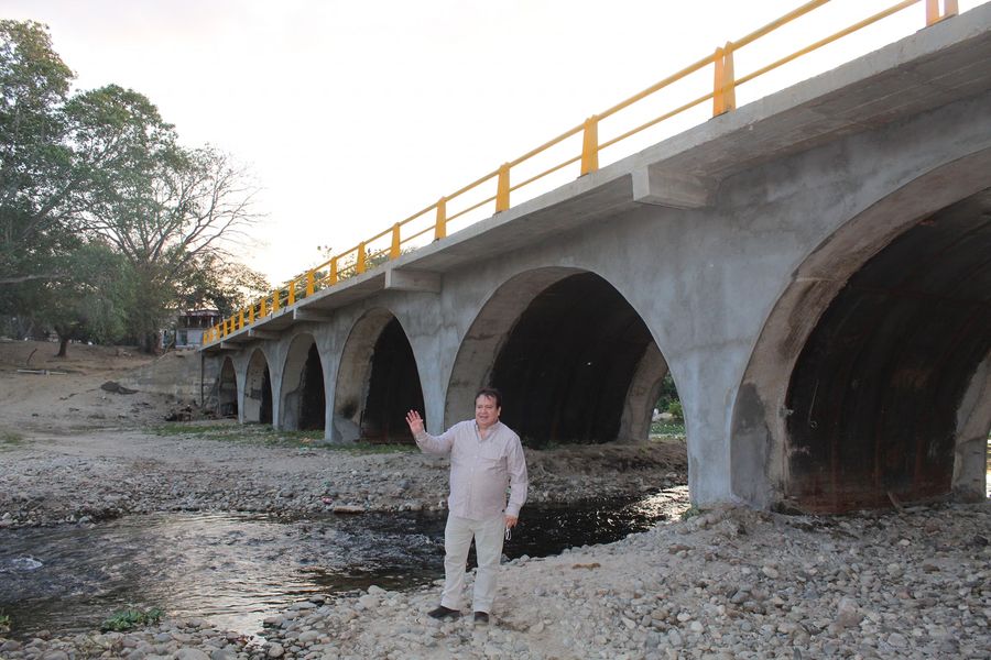 Alcalde de Villaflores supervisa avances de  tercer puente