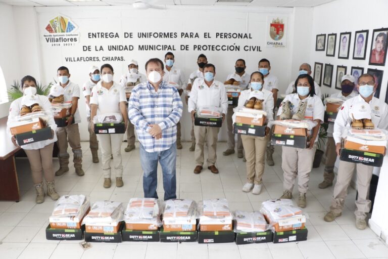 Entrega de Uniformes para el Personal de la Unidad Municipal de Protección Civil