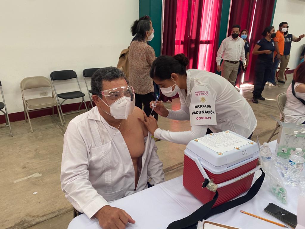 Juan Óscar Trinidad Palacios recibe vacuna contra el Covid 19
