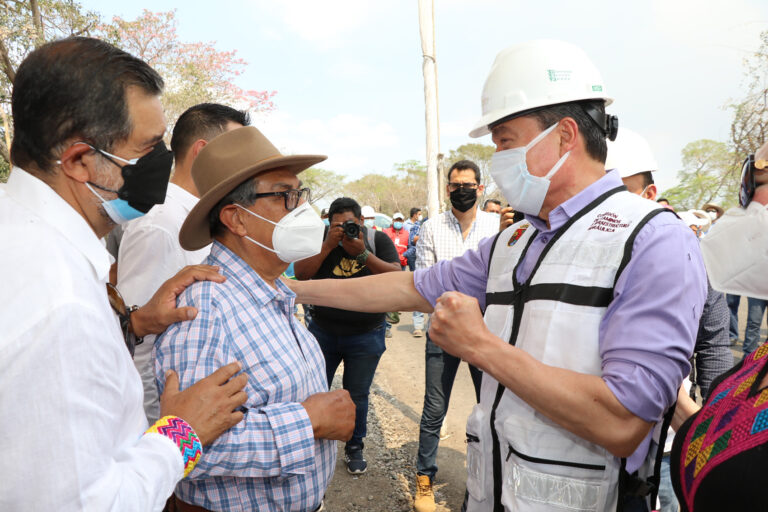 Supervisan trabajos de ampliación en la carretera de La Angostura-San Francisco Pujiltic