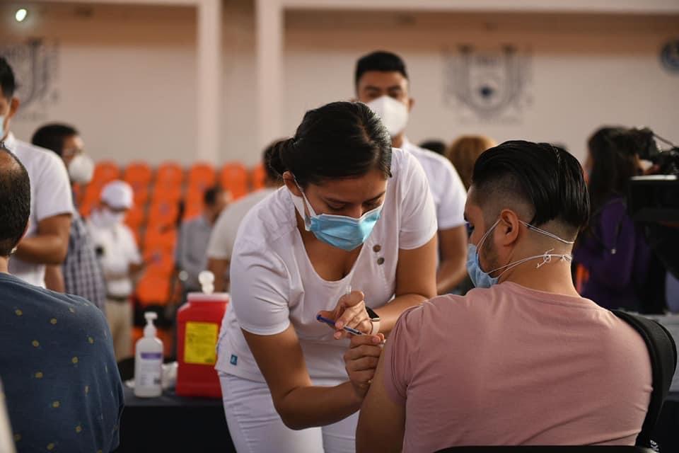 Vacunan a más de 52 mil personas contra el COVID-19 en sedes de la UNACH