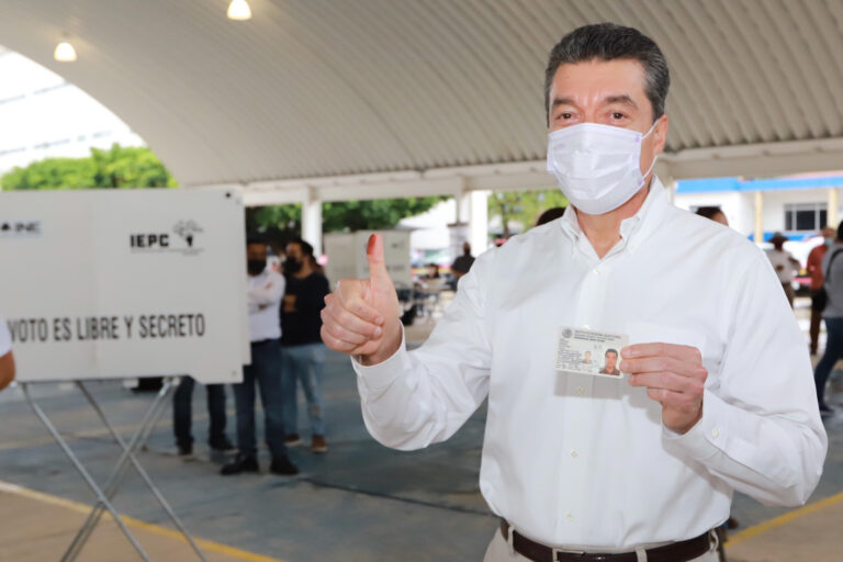 Rutilio Escandón emite su voto e invita a la población a ejercer su derecho con libertad y compromiso