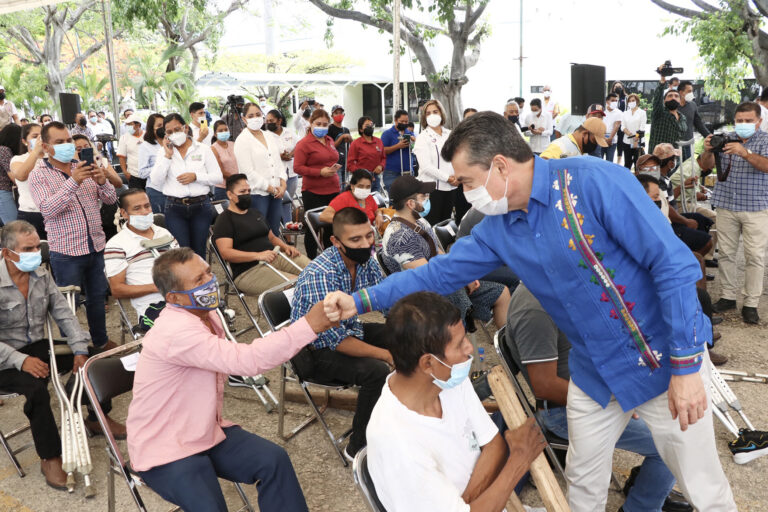 Rutilio Escandón entrega prótesis a personas con discapacidad para mejorar su calidad de vida