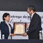 Entregan reconocimiento de Unachense Distinguida a Rosa Elizabeth Bonilla Hidalgo