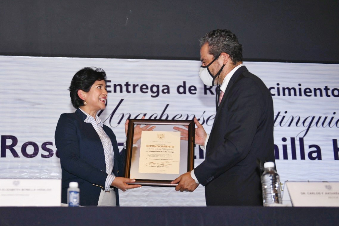 Entregan reconocimiento de Unachense Distinguida a Rosa Elizabeth Bonilla Hidalgo