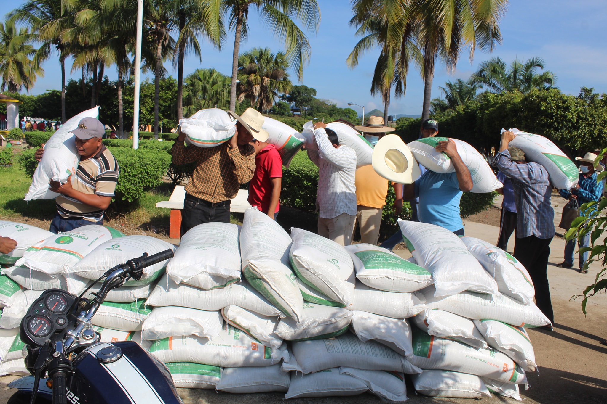 Continúa gobierno de Villaflores entregando fertilizante a campesinos