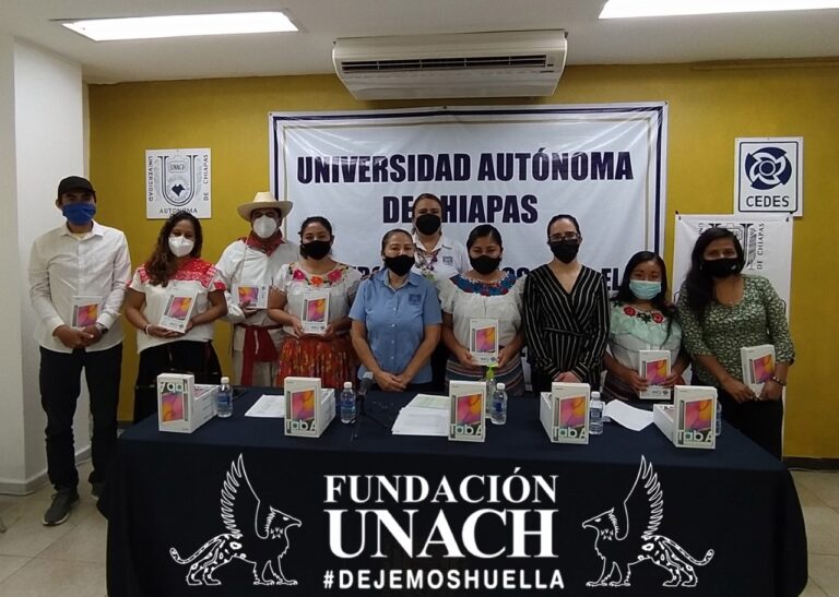 Continúa UNACH con la entrega de tablets a sus alumnos mediante el Programa “Apadrina a un estudiante”