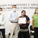 Reconocen esfuerzo de personas adultas que se graduaron de educación básica en el Icheja