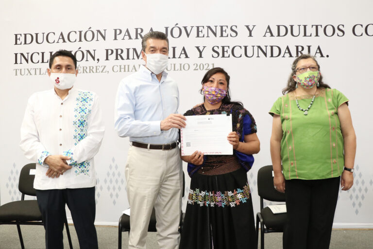 Reconocen esfuerzo de personas adultas que se graduaron de educación básica en el Icheja