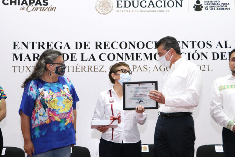 Rutilio Escandón y titular del INEA reconocen a quienes luchan contra el rezago educativo en Chiapas