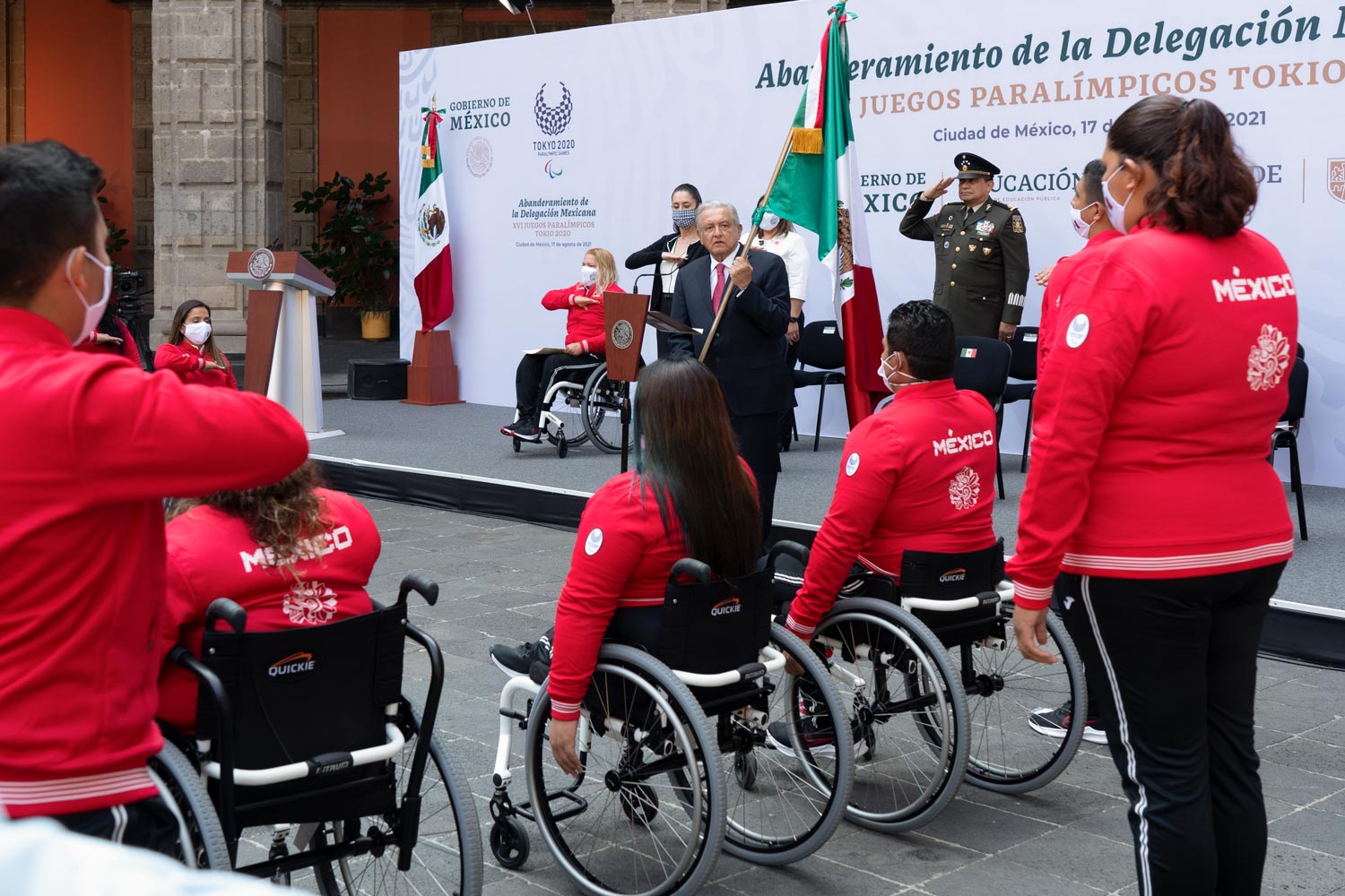 Presidente abandera a delegación mexicana participante en los XVI Juegos Paralímpicos de Tokio 2020