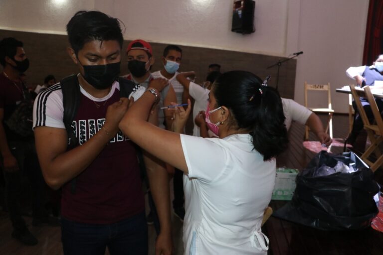 Jóvenes y adultos mayores de Villaflores acuden al llamado de vacunarse