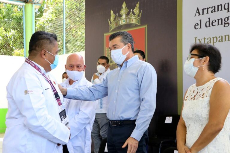 En Ixtapangajoya, Rutilio Escandón entrega reconversión del Centro de Salud