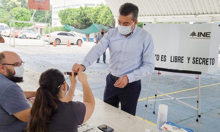 Rutilio Escandón vota en la Consulta Popular