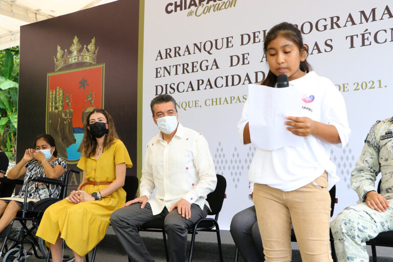 En Palenque, Rutilio Escandón encabeza entrega de ayudas técnicas y paquetes escolares