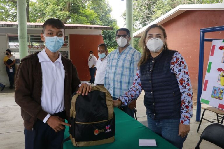 Concluye DIF Villaflores entrega de mochilas