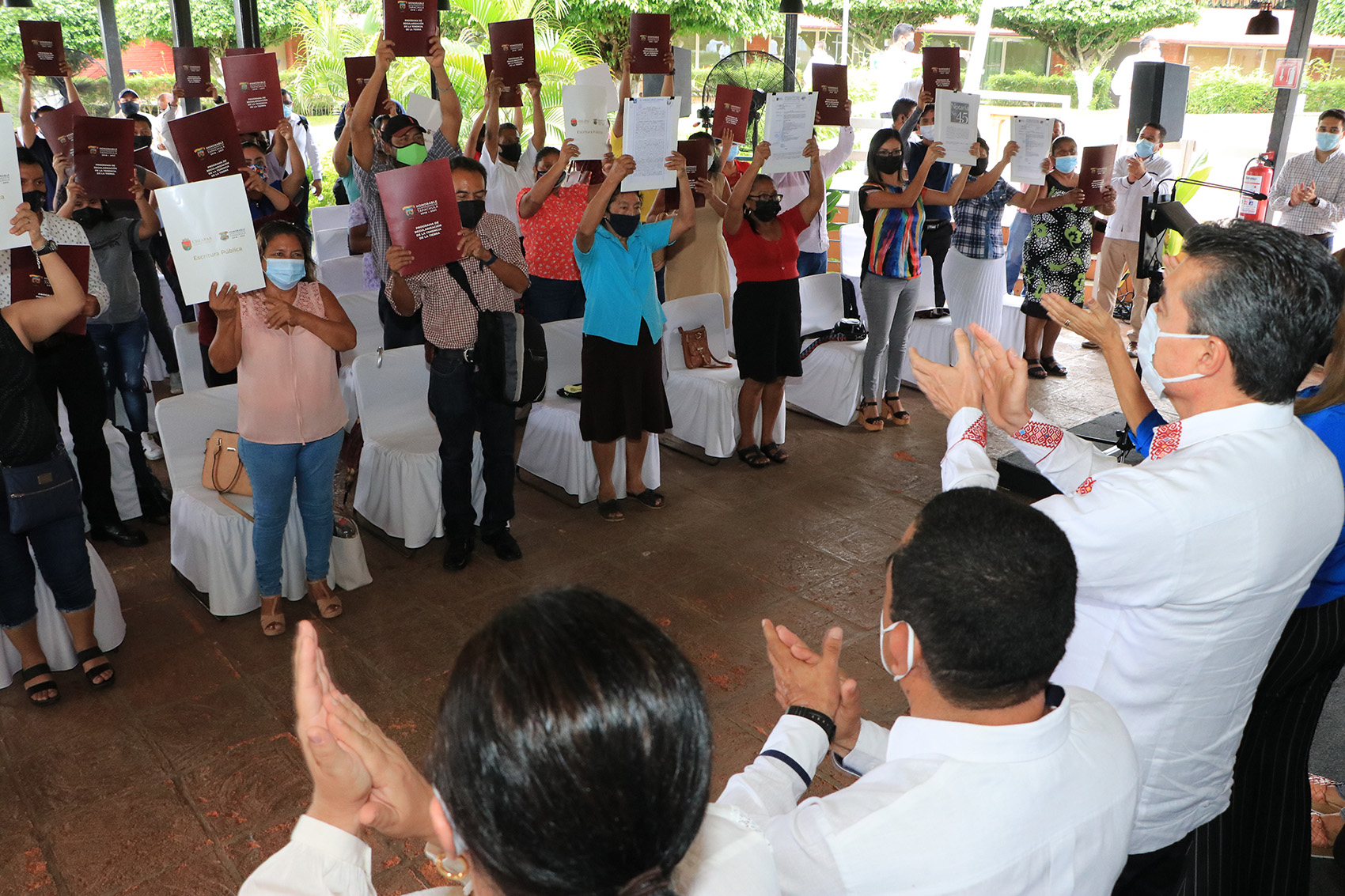 Con entrega de escrituras públicas, se brinda certeza jurídica a familias de Tapachula: Rutilio Escandón