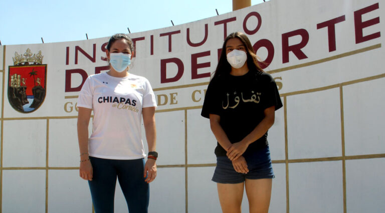 Tania Robles respalda a la patinadora Jocelyn Paniagua y a su entrenadora para concentración con la Selección Nacional