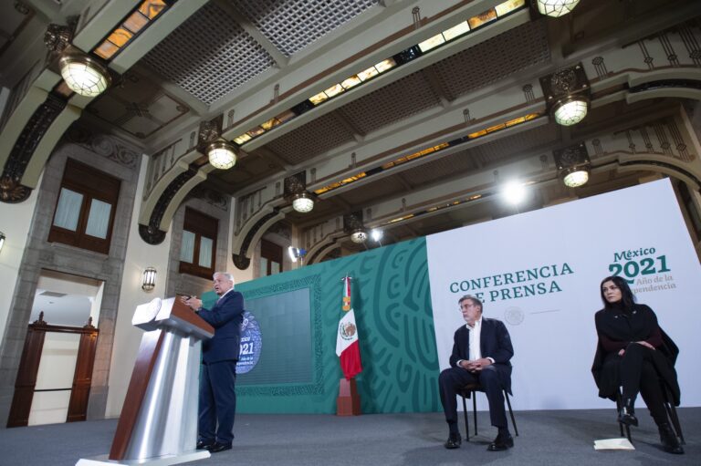 Presidente nombra nueva consejera jurídica de la Presidencia; agradece gestión de Scherer Ibarra en el movimiento de transformación