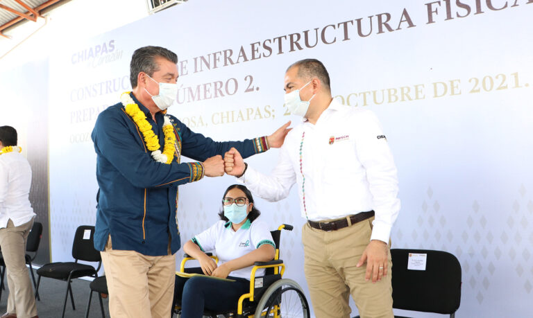 En Ocozocoautla, Rutilio Escandón beneficia con laboratorio, obras y equipamiento a la Preparatoria No. 2