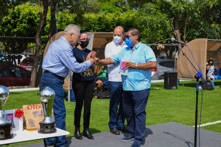 Reciben más alumnos de la UNACH donaciones de tabletas digitales