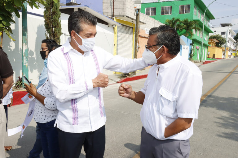 Inaugura Rutilio Escandón pavimentación de calles en colonias Caleras Maciel y Albania Baja de Tuxtla Gutiérrez