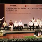 Entrega Rutilio Escandón Medalla al Mérito Médico Chiapas 2021 al doctor José Antonio Córdova Domínguez