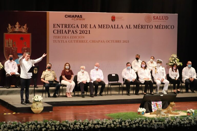 Entrega Rutilio Escandón Medalla al Mérito Médico Chiapas 2021 al doctor José Antonio Córdova Domínguez