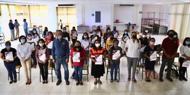 Entregan becas a jóvenes indígenas egresadas de la UNACH