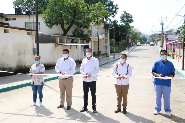 Inaugura Rutilio Escandón pavimentación de calles y avenidas en Palenque