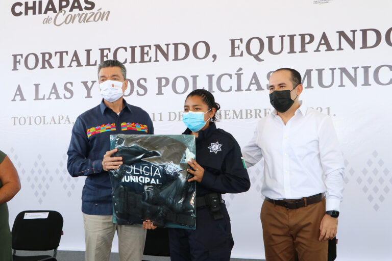 Rutilio Escandón fortalece a la Policía Municipal de Totolapa con patrullas, uniformes y equipos