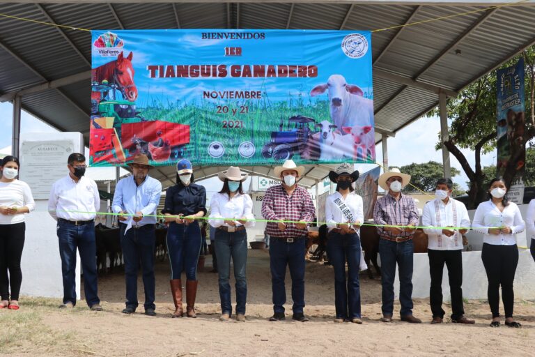 Mariano Rosales Zuarth en compañía de los ganaderos inauguró el Primer Tianguis Ganadero