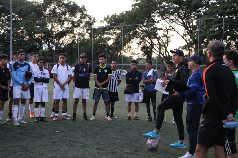 Equipo León de fútbol realiza visorías en Villaflores