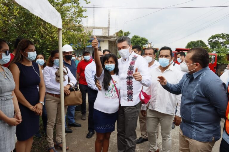 Rutilio Escandón beneficia a Cacahoatán con huertos y producción de traspatio, electrificación y equipos a policías