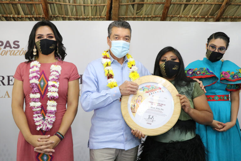 Rutilio Escandón entrega el Premio Estatal de la Juventud Chiapas 2021