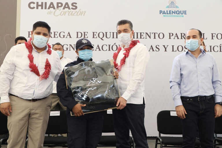 Rutilio Escandón entrega patrullas y uniformes a policías de las regiones Maya y Tulijá Tseltal Chol